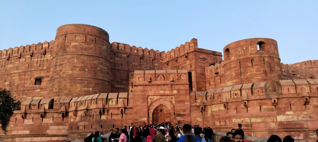 SyN travels Agra fort front